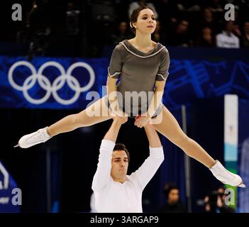 15. Februar 2010 - Vancouver, BC, Kanada - VANCOUVER, B.C.: 15. FEBRUAR 2010 -- Jessica Dube und Bryce Davison treten während der Olympischen Spiele 2010 in Vancouver, B.C. an. ( Gerry Kahrmann / Canwest News Service ) CNS-OLY-FIGSKATE (Kreditbild: © CanWest/ZUMApress.com) Stockfoto