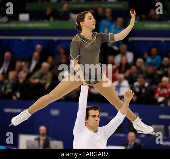 15. Februar 2010 - Vancouver, BC, Kanada - VANCOUVER, B.C.: 15. FEBRUAR 2010 -- Jessica Dube und Bryce Davison treten während der Olympischen Spiele 2010 in Vancouver, B.C. an. ( Gerry Kahrmann / Canwest News Service ) CNS-OLY-FIGSKATE (Kreditbild: © CanWest/ZUMApress.com) Stockfoto