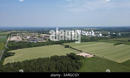 Die Luftaufnahme des RAF Menwith Hill bei Harrogate bietet Kommunikations- und Nachrichtendienste für die militärische Verteidigung. North Yorkshire, England Stockfoto