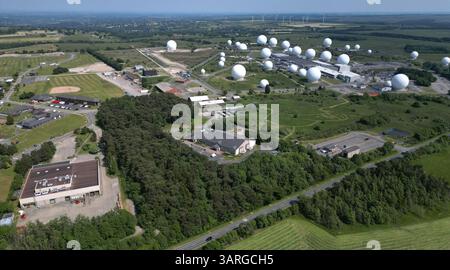Die Luftaufnahme des RAF Menwith Hill bei Harrogate bietet Kommunikations- und Nachrichtendienste für die militärische Verteidigung. North Yorkshire, England Stockfoto