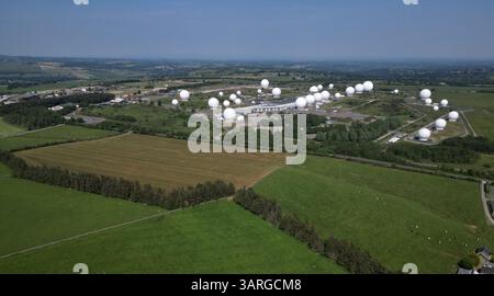 Die Luftaufnahme des RAF Menwith Hill bei Harrogate bietet Kommunikations- und Nachrichtendienste für die militärische Verteidigung. North Yorkshire, England Stockfoto