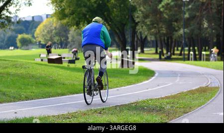 Alte Retro-Straße Sport Radfahrer Radfahren im Park sonnigen Sommertag. Stockfoto
