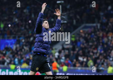 Mailand, Italien. April 2025. Alessandro Bastoni vom FC Internazionale feiert den Sieg nach dem letzten Pfiff im Viertelfinale der UEFA Champions League 2024/25 – 2. Leg des Fußballspiels zwischen FC Internazionale und FC Bayern München im San Siro Stadium Credit: dpa/Alamy Live News Stockfoto