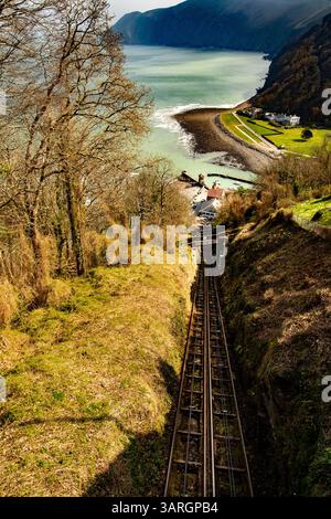 Die historische und unterhaltsame Touristenattraktion Lynton & Lynmouth Cliff Railway, North Devon, England. Kenntnisse, Fähigkeiten, Werte, Überzeugungen, Gewohnheiten, Stockfoto