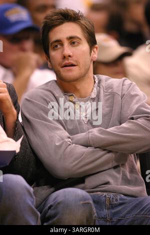 Februar 2006 – Los Angeles, Kalifornien, USA – JAKE GYLLENHAAL spielt während des Basketballspiels der Los Angeles Lakers gegen die Memphis Grizzlies im Staples Center. (Bild: © Kevin Reece/ZUMA Press) Stockfoto