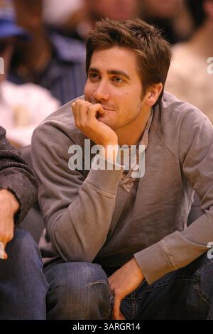 Februar 2006 – Los Angeles, Kalifornien, USA – JAKE GYLLENHAAL spielt während des Basketballspiels der Los Angeles Lakers gegen die Memphis Grizzlies im Staples Center. (Bild: © Kevin Reece/ZUMA Press) Stockfoto