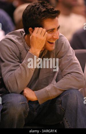 Februar 2006 – Los Angeles, Kalifornien, USA – JAKE GYLLENHAAL spielt während des Basketballspiels der Los Angeles Lakers gegen die Memphis Grizzlies im Staples Center. (Bild: © Kevin Reece/ZUMA Press) Stockfoto