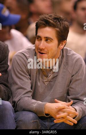 Februar 2006 – Los Angeles, Kalifornien, USA – JAKE GYLLENHAAL spielt während des Basketballspiels der Los Angeles Lakers gegen die Memphis Grizzlies im Staples Center. (Bild: © Kevin Reece/ZUMA Press) Stockfoto