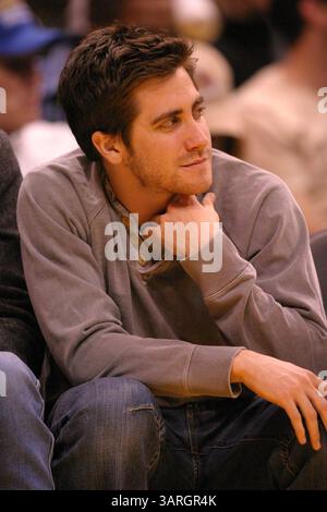 Februar 2006 – Los Angeles, Kalifornien, USA – JAKE GYLLENHAAL spielt während des Basketballspiels der Los Angeles Lakers gegen die Memphis Grizzlies im Staples Center. (Bild: © Kevin Reece/ZUMA Press) Stockfoto