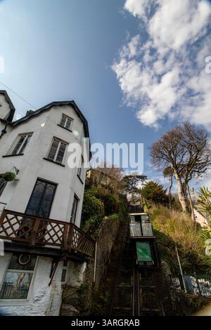 Die historische und unterhaltsame Touristenattraktion Lynton & Lynmouth Cliff Railway, North Devon, England. Kenntnisse, Fähigkeiten, Werte, Überzeugungen, Gewohnheiten, Stockfoto