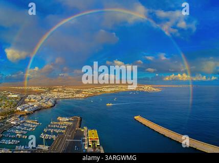 Lanzarote. Kanarische Inseln, Spanien. 02.02.2025 atemberaubender Regenbogen über Playa Blanca, aufgenommen bei Sonnenuntergang. Februar 2025. Stockfoto