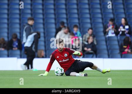 17. April 2025; Stamford Bridge, Chelsea, London, England: Viertelfinale der UEFA Europa Conference League Second Leg Football, Chelsea gegen Legia Warschau; Torhüter Kacper Tobiasz von Legia Warszawa wärmt sich vor dem Auftakt auf Stockfoto