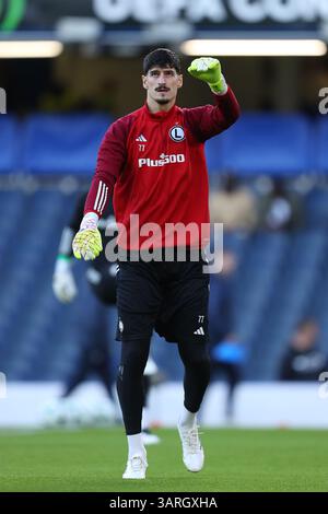 17. April 2025; Stamford Bridge, Chelsea, London, England: Viertelfinale der UEFA Europa Conference League Second Leg Football, Chelsea gegen Legia Warschau; Torhüter Vladan Kovacevic von Legia Warszawa wärmt sich vor dem Auftakt auf Stockfoto