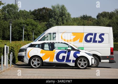 Kolding, Dänemark - 16. August 2020: GLS-Fahrzeuge auf einem Parkplatz. General Logistics Systems ist ein niederländisches britisches Logistikunternehmen mit Sitz in Amsterdam Stockfoto