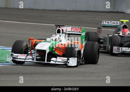 Februar 2010 - Adrian Sutil (GER) Force India F1 VJM03 führt Michael Schumacher (GER) Mercedes GP MGP W01...Formel-1-Tests, Tag vier, Jerez, Spanien, Samstag, 13. Februar 2010. (Vermerk: © Sutton Motorsports/ZUMApress.com) Stockfoto