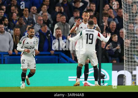 London, Großbritannien. April 2025. London, England, 17. April 2025: Tomas Pekhart von Legia Warszawa feiert mit Ruben Vinagre von Legia Warszawa, nachdem er während des UEFA Conference League-Spiels zwischen Chelsea und Legia Warszawa auf der Stamford Bridge in London einen Elfmeter erzielt hatte (Alexander Canillas/SPP). /Alamy Live News Stockfoto