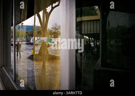 Februar 2010 - Tampa, Florida, USA - SP 319284 FOUN RAIN.EDMUND D. FOUNTAIN | Times.(02/24/2010 St. Petersburg) Fußgänger laufen am 24. Februar 2010 durch Regen auf der Central Avenue in der Nähe der 6th Street in St. Petersburg. [EDMUND D. FOUNTAIN, Times] (Bild: © St. Petersburg Times/ZUMApress.com) Stockfoto