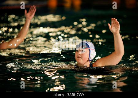 Februar 2010 - St. Petersburg, Florida, USA - SP 318963 FOUN WATERPOLO 3.EDMUND D. FOUNTAIN | Times.(02/23/2010 St. Petersburg) Nichole Fernandez aus Sarasota wärmt sich mit dem Tampa Bay Thunder Water Poloteam auf. Das St. Petersburger Tampa Bay Thunder Water Poloteam wird am Sonntag, den 14. März, gegen das SEALS-Wasser-Poloteam der US Navy kämpfen. [EDMUND D. FOUNTAIN, Times] (Bild: © St. Petersburg Times/ZUMApress.com) Stockfoto