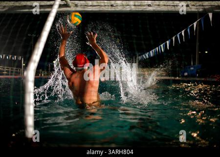 23. Februar 2010 - St. Petersburg, Florida, USA - SP 318963 FOUN WATERPOLO 1.EDMUND D. FOUNTAIN | Times.(02/23/2010 St. Petersburg) Wouter Vanderhorst (cq) blockiert einen Torschuss beim Training mit dem Tampa Bay Thunder am 23. Februar 2010 im North Shore Pool in St. Petersburg. Das St. Petersburger Tampa Bay Thunder Water Poloteam wird am Sonntag, den 14. März, gegen das SEALS-Wasser-Poloteam der US Navy kämpfen. [EDMUND D. FOUNTAIN, Times] (Bild: © St. Petersburg Times/ZUMApress.com) Stockfoto
