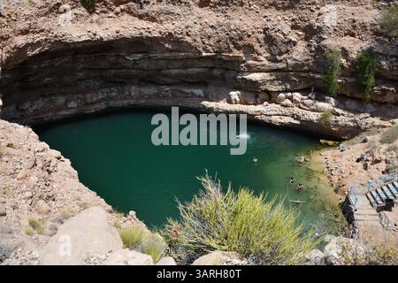 Maskat Governorate, Oman - 3. April 2025: Das Bimmah Sinkhole ist eine wassergefüllte Senke im Kalkstein des östlichen Maskat Go Stockfoto