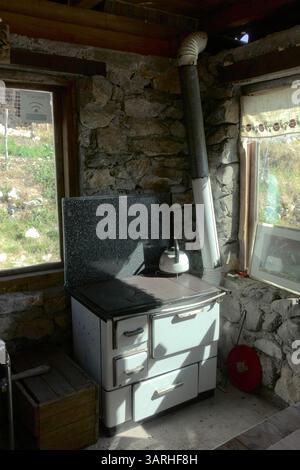 Alter Holzofen mit Wasserkocher, Lukomir, Bosnien und Herzegowina Stockfoto
