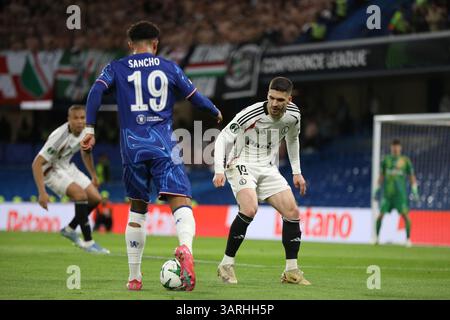 London, Großbritannien. April 2025. London, England, 17. April 2025: Ruben Vinagre von Legia Warszawa verteidigt Jadon Sancho aus Chelsea während des UEFA Conference League-Spiels zwischen Chelsea und Legia Warszawa an der Stamford Bridge in London, England (Alexander Canillas/SPP) Credit: SPP Sport Press Photo. /Alamy Live News Stockfoto