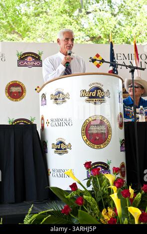 5. Mai 2010: Hollywood, Florida, USA - Gouverneur Charlie Crist unterschreibt ein Milliarde Dollar Gamin Compact zwischen Florida und Seminoles. Das Gesetz gibt den Seminole Tribe exklusive Rechte, Spielautomaten im Vegas-Stil außerhalb von South Florida für 20 Jahre zu betreiben und erlaubt es dem Stamm, Kartenspiele wie Blackjack & Baccarat in fünf seiner sieben Einrichtungen für 5 Jahre zu betreiben. Dafür erhält der Staat 435 Millionen Dollar in diesem Jahr und mindestens 1 Milliarde in den nächsten fünf Jahren. Foto: Gouverneur CHARLIE CRIST. (Bild: © Michele Sandberg/ZUMApress.com) Stockfoto