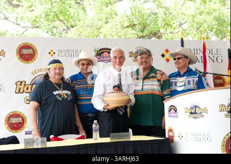 5. Mai 2010: Hollywood, Florida, USA - Gouverneur Charlie Crist unterschreibt ein Milliarde Dollar Gamin Compact zwischen Florida und Seminoles. Das Gesetz gibt den Seminole Tribe exklusive Rechte, Spielautomaten im Vegas-Stil außerhalb von South Florida für 20 Jahre zu betreiben und erlaubt es dem Stamm, Kartenspiele wie Blackjack & Baccarat in fünf seiner sieben Einrichtungen für 5 Jahre zu betreiben. Dafür erhält der Staat 435 Millionen Dollar in diesem Jahr und mindestens 1 Milliarde in den nächsten fünf Jahren. Foto: Gouverneur CHARLIE CRIST erhält ein handgewebtes Geschenk vom Seminolenstamm. DAV Stockfoto