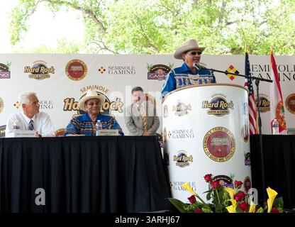 5. Mai 2010: Hollywood, Florida, USA - Gouverneur Charlie Crist unterschreibt ein Milliarde Dollar Gamin Compact zwischen Florida und Seminoles. Das Gesetz gibt den Seminole Tribe exklusive Rechte, Spielautomaten im Vegas-Stil außerhalb von South Florida für 20 Jahre zu betreiben und erlaubt es dem Stamm, Kartenspiele wie Blackjack & Baccarat in fünf seiner sieben Einrichtungen für 5 Jahre zu betreiben. Dafür erhält der Staat 435 Millionen Dollar in diesem Jahr und mindestens 1 Milliarde in den nächsten fünf Jahren. Foto: Gouverneur CHARLIE CRIST, MITCHELL CYPRESS, Vorsitzender des Stammes, Redevizepräsident Stockfoto