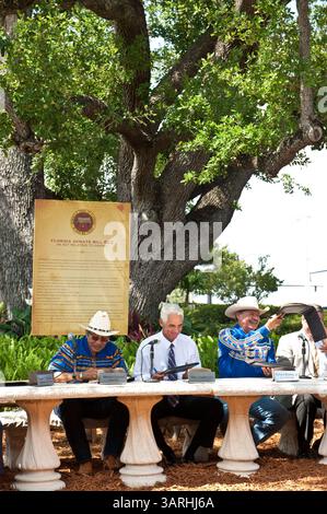 5. Mai 2010: Hollywood, Florida, USA - Gouverneur Charlie Crist unterschreibt ein Milliarde Dollar Gamin Compact zwischen Florida und Seminoles. Das Gesetz gibt den Seminole Tribe exklusive Rechte, Spielautomaten im Vegas-Stil außerhalb von South Florida für 20 Jahre zu betreiben und erlaubt es dem Stamm, Kartenspiele wie Blackjack & Baccarat in fünf seiner sieben Einrichtungen für 5 Jahre zu betreiben. Dafür erhält der Staat 435 Millionen Dollar in diesem Jahr und mindestens 1 Milliarde in den nächsten fünf Jahren. Foto: Gouverneur CHARLIE CRIST macht sich bereit, Seminole Gaming Compact MITCHELL C zu unterzeichnen Stockfoto