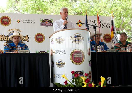 5. Mai 2010: Hollywood, Florida, USA - Gouverneur Charlie Crist unterschreibt ein Milliarde Dollar Gamin Compact zwischen Florida und Seminoles. Das Gesetz gibt den Seminole Tribe exklusive Rechte, Spielautomaten im Vegas-Stil außerhalb von South Florida für 20 Jahre zu betreiben und erlaubt es dem Stamm, Kartenspiele wie Blackjack & Baccarat in fünf seiner sieben Einrichtungen für 5 Jahre zu betreiben. Dafür erhält der Staat 435 Millionen Dollar in diesem Jahr und mindestens 1 Milliarde in den nächsten fünf Jahren. Foto: Gouverneur CHARLIE CRIST, MITCHELL CYPRESS - Vorsitzender, RICHARD BOWERS - Vize Stockfoto