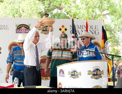 5. Mai 2010: Hollywood, Florida, USA - Gouverneur Charlie Crist unterschreibt ein Milliarde Dollar Gamin Compact zwischen Florida und Seminoles. Das Gesetz gibt den Seminole Tribe exklusive Rechte, Spielautomaten im Vegas-Stil außerhalb von South Florida für 20 Jahre zu betreiben und erlaubt es dem Stamm, Kartenspiele wie Blackjack & Baccarat in fünf seiner sieben Einrichtungen für 5 Jahre zu betreiben. Dafür erhält der Staat 435 Millionen Dollar in diesem Jahr und mindestens 1 Milliarde in den nächsten fünf Jahren. Foto: Gouverneur CHARLIE CRIST erhält ein handgewebtes Geschenk vom Seminolenstamm (CRE Stockfoto