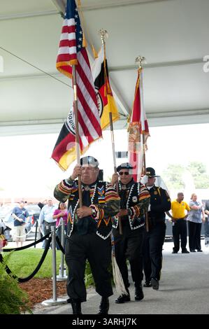 5. Mai 2010: Hollywood, Florida, USA - Gouverneur Charlie Crist unterschreibt ein Milliarde Dollar Gamin Compact zwischen Florida und Seminoles. Das Gesetz gibt den Seminole Tribe exklusive Rechte, Spielautomaten im Vegas-Stil außerhalb von South Florida für 20 Jahre zu betreiben und erlaubt es dem Stamm, Kartenspiele wie Blackjack & Baccarat in fünf seiner sieben Einrichtungen für 5 Jahre zu betreiben. Dafür erhält der Staat 435 Millionen Dollar in diesem Jahr und mindestens 1 Milliarde in den nächsten fünf Jahren. (Bild: © Michele Sandberg/ZUMApress.com) Stockfoto