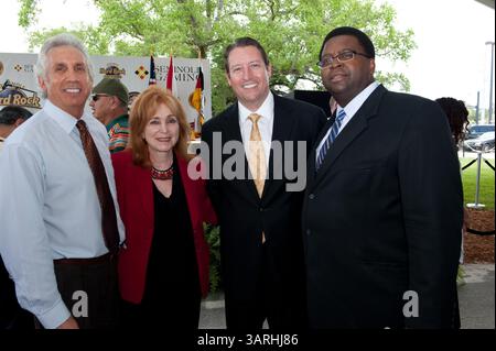 5. Mai 2010: Hollywood, Florida, USA - Gouverneur Charlie Crist unterschreibt ein Milliarde Dollar Gamin Compact zwischen Florida und Seminoles. Das Gesetz gibt den Seminole Tribe exklusive Rechte, Spielautomaten im Vegas-Stil außerhalb von South Florida für 20 Jahre zu betreiben und erlaubt es dem Stamm, Kartenspiele wie Blackjack & Baccarat in fünf seiner sieben Einrichtungen für 5 Jahre zu betreiben. Dafür erhält der Staat 435 Millionen Dollar in diesem Jahr und mindestens 1 Milliarde in den nächsten fünf Jahren. Foto: , Rep. JIM WALDMAN - Repräsentantenhaus von Florida, Senator ELEANOR SOBEL, S. Stockfoto