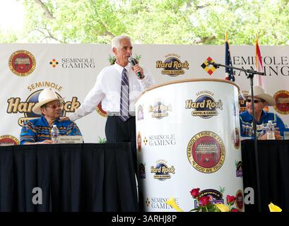 5. Mai 2010: Hollywood, Florida, USA - Gouverneur Charlie Crist unterschreibt ein Milliarde Dollar Gamin Compact zwischen Florida und Seminoles. Das Gesetz gibt den Seminole Tribe exklusive Rechte, Spielautomaten im Vegas-Stil außerhalb von South Florida für 20 Jahre zu betreiben und erlaubt es dem Stamm, Kartenspiele wie Blackjack & Baccarat in fünf seiner sieben Einrichtungen für 5 Jahre zu betreiben. Dafür erhält der Staat 435 Millionen Dollar in diesem Jahr und mindestens 1 Milliarde in den nächsten fünf Jahren. Foto: Gouverneur CHARLIE CRIST, MITCHELL CYPRESS - Vorsitzender, RICHARD BOWERS - Vize Stockfoto