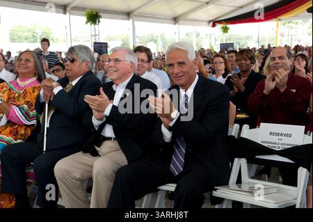 5. Mai 2010: Hollywood, Florida, USA - Gouverneur Charlie Crist unterschreibt ein Milliarde Dollar Gamin Compact zwischen Florida und Seminoles. Das Gesetz gibt den Seminole Tribe exklusive Rechte, Spielautomaten im Vegas-Stil außerhalb von South Florida für 20 Jahre zu betreiben und erlaubt es dem Stamm, Kartenspiele wie Blackjack & Baccarat in fünf seiner sieben Einrichtungen für 5 Jahre zu betreiben. Dafür erhält der Staat 435 Millionen Dollar in diesem Jahr und mindestens 1 Milliarde in den nächsten fünf Jahren. Foto: Gouverneur CHARLIE CRIST mit dem Seminolenstamm. (Bild: © Michele Sandbe Stockfoto