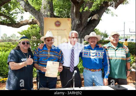 5. Mai 2010: Hollywood, Florida, USA - Gouverneur Charlie Crist unterschreibt ein Milliarde Dollar Gamin Compact zwischen Florida und Seminoles. Das Gesetz gibt den Seminole Tribe exklusive Rechte, Spielautomaten im Vegas-Stil außerhalb von South Florida für 20 Jahre zu betreiben und erlaubt es dem Stamm, Kartenspiele wie Blackjack & Baccarat in fünf seiner sieben Einrichtungen für 5 Jahre zu betreiben. Dafür erhält der Staat 435 Millionen Dollar in diesem Jahr und mindestens 1 Milliarde in den nächsten fünf Jahren. Foto: Gouverneur CHARLIE CRIST unterzeichnet Seminole-Gaming-Kompakt mit dem Stamm DAVID CYPRESS Stockfoto