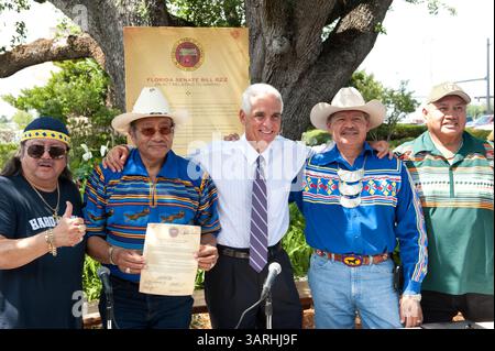 5. Mai 2010: Hollywood, Florida, USA - Gouverneur Charlie Crist unterschreibt ein Milliarde Dollar Gamin Compact zwischen Florida und Seminoles. Das Gesetz gibt den Seminole Tribe exklusive Rechte, Spielautomaten im Vegas-Stil außerhalb von South Florida für 20 Jahre zu betreiben und erlaubt es dem Stamm, Kartenspiele wie Blackjack & Baccarat in fünf seiner sieben Einrichtungen für 5 Jahre zu betreiben. Dafür erhält der Staat 435 Millionen Dollar in diesem Jahr und mindestens 1 Milliarde in den nächsten fünf Jahren. Foto: Gouverneur CHARLIE CRIST unterzeichnet Seminole-Gaming-Kompakt mit dem Stamm DAVID CYPRESS Stockfoto