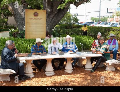 5. Mai 2010: Hollywood, Florida, USA - Gouverneur Charlie Crist unterschreibt ein Milliarde Dollar Gamin Compact zwischen Florida und Seminoles. Das Gesetz gibt den Seminole Tribe exklusive Rechte, Spielautomaten im Vegas-Stil außerhalb von South Florida für 20 Jahre zu betreiben und erlaubt es dem Stamm, Kartenspiele wie Blackjack & Baccarat in fünf seiner sieben Einrichtungen für 5 Jahre zu betreiben. Dafür erhält der Staat 435 Millionen Dollar in diesem Jahr und mindestens 1 Milliarde in den nächsten fünf Jahren. Foto: Gouverneur CHARLIE CRIST macht sich bereit, Seminole-Gaming-Kompakt mit Stamm zu unterzeichnen Stockfoto