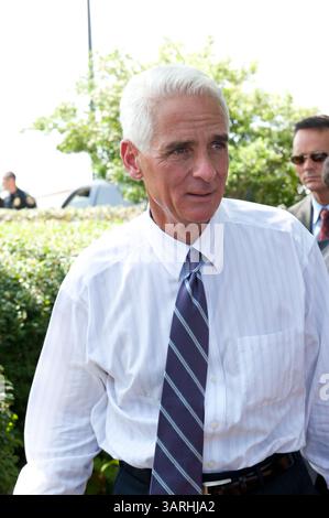 5. Mai 2010: Hollywood, Florida, USA - Gouverneur Charlie Crist unterschreibt ein Milliarde Dollar Gamin Compact zwischen Florida und Seminoles. Das Gesetz gibt den Seminole Tribe exklusive Rechte, Spielautomaten im Vegas-Stil außerhalb von South Florida für 20 Jahre zu betreiben und erlaubt es dem Stamm, Kartenspiele wie Blackjack & Baccarat in fünf seiner sieben Einrichtungen für 5 Jahre zu betreiben. Dafür erhält der Staat 435 Millionen Dollar in diesem Jahr und mindestens 1 Milliarde in den nächsten fünf Jahren. Foto: Gouverneur CHARLIE CRIST. (Bild: © Michele Sandberg/ZUMApress.com) Stockfoto