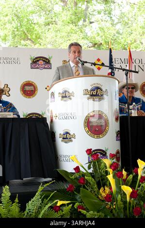 5. Mai 2010: Hollywood, Florida, USA - Gouverneur Charlie Crist unterschreibt ein Milliarde Dollar Gamin Compact zwischen Florida und Seminoles. Das Gesetz gibt den Seminole Tribe exklusive Rechte, Spielautomaten im Vegas-Stil außerhalb von South Florida für 20 Jahre zu betreiben und erlaubt es dem Stamm, Kartenspiele wie Blackjack & Baccarat in fünf seiner sieben Einrichtungen für 5 Jahre zu betreiben. Dafür erhält der Staat 435 Millionen Dollar in diesem Jahr und mindestens 1 Milliarde in den nächsten fünf Jahren. Foto: Rep. For Seminole Tribe of South Florida JIM ALLEN (Foto: © Michele Sand Stockfoto