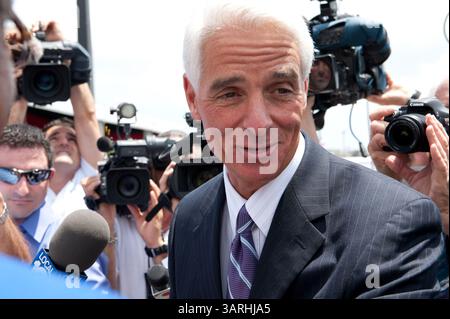 5. Mai 2010: Hollywood, Florida, USA - Gouverneur Charlie Crist unterschreibt ein Milliarde Dollar Gamin Compact zwischen Florida und Seminoles. Das Gesetz gibt den Seminole Tribe exklusive Rechte, Spielautomaten im Vegas-Stil außerhalb von South Florida für 20 Jahre zu betreiben und erlaubt es dem Stamm, Kartenspiele wie Blackjack & Baccarat in fünf seiner sieben Einrichtungen für 5 Jahre zu betreiben. Dafür erhält der Staat 435 Millionen Dollar in diesem Jahr und mindestens 1 Milliarde in den nächsten fünf Jahren. Foto: Gouverneur CHARLIE CRIST spricht vor der Presse. (Bild: © Michele Sandberg Stockfoto
