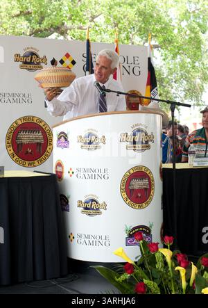 5. Mai 2010: Hollywood, Florida, USA - Gouverneur Charlie Crist unterschreibt ein Milliarde Dollar Gamin Compact zwischen Florida und Seminoles. Das Gesetz gibt den Seminole Tribe exklusive Rechte, Spielautomaten im Vegas-Stil außerhalb von South Florida für 20 Jahre zu betreiben und erlaubt es dem Stamm, Kartenspiele wie Blackjack & Baccarat in fünf seiner sieben Einrichtungen für 5 Jahre zu betreiben. Dafür erhält der Staat 435 Millionen Dollar in diesem Jahr und mindestens 1 Milliarde in den nächsten fünf Jahren. Foto: Gouverneur CHARLIE CRIST erhält ein handgewebtes Geschenk vom Seminolenstamm (CRE Stockfoto