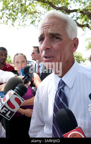 5. Mai 2010: Hollywood, Florida, USA - Gouverneur Charlie Crist unterschreibt ein Milliarde Dollar Gamin Compact zwischen Florida und Seminoles. Das Gesetz gibt den Seminole Tribe exklusive Rechte, Spielautomaten im Vegas-Stil außerhalb von South Florida für 20 Jahre zu betreiben und erlaubt es dem Stamm, Kartenspiele wie Blackjack & Baccarat in fünf seiner sieben Einrichtungen für 5 Jahre zu betreiben. Dafür erhält der Staat 435 Millionen Dollar in diesem Jahr und mindestens 1 Milliarde in den nächsten fünf Jahren. Foto: Gouverneur CHARLIE CRIST spricht vor der Presse. (Bild: © Michele Sandberg Stockfoto