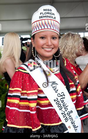 5. Mai 2010: Hollywood, Florida, USA - Gouverneur Charlie Crist unterschreibt ein Milliarde Dollar Gamin Compact zwischen Florida und Seminoles. Das Gesetz gibt den Seminole Tribe exklusive Rechte, Spielautomaten im Vegas-Stil außerhalb von South Florida für 20 Jahre zu betreiben und erlaubt es dem Stamm, Kartenspiele wie Blackjack & Baccarat in fünf seiner sieben Einrichtungen für 5 Jahre zu betreiben. Dafür erhält der Staat 435 Millionen Dollar in diesem Jahr und mindestens 1 Milliarde in den nächsten fünf Jahren. Foto: BRITTANY SMITH - Miss Florida Seminole 2009-2010. Die Brittany eskortierte den Gouverneur Stockfoto