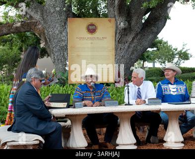 5. Mai 2010: Hollywood, Florida, USA - Gouverneur Charlie Crist unterschreibt ein Milliarde Dollar Gamin Compact zwischen Florida und Seminoles. Das Gesetz gibt den Seminole Tribe exklusive Rechte, Spielautomaten im Vegas-Stil außerhalb von South Florida für 20 Jahre zu betreiben und erlaubt es dem Stamm, Kartenspiele wie Blackjack & Baccarat in fünf seiner sieben Einrichtungen für 5 Jahre zu betreiben. Dafür erhält der Staat 435 Millionen Dollar in diesem Jahr und mindestens 1 Milliarde in den nächsten fünf Jahren. Foto: Gouverneur CHARLIE CRIST unterzeichnet Seminole Gaming Compact mit Stamm - Gen Council J Stockfoto