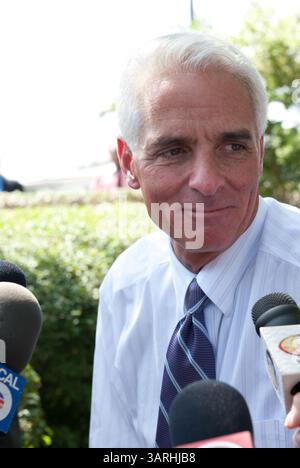 5. Mai 2010: Hollywood, Florida, USA - Gouverneur Charlie Crist unterschreibt ein Milliarde Dollar Gamin Compact zwischen Florida und Seminoles. Das Gesetz gibt den Seminole Tribe exklusive Rechte, Spielautomaten im Vegas-Stil außerhalb von South Florida für 20 Jahre zu betreiben und erlaubt es dem Stamm, Kartenspiele wie Blackjack & Baccarat in fünf seiner sieben Einrichtungen für 5 Jahre zu betreiben. Dafür erhält der Staat 435 Millionen Dollar in diesem Jahr und mindestens 1 Milliarde in den nächsten fünf Jahren. Foto: Gouverneur CHARLIE CRIST. (Bild: © Michele Sandberg/ZUMApress.com) Stockfoto