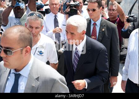 5. Mai 2010: Hollywood, Florida, USA - Gouverneur Charlie Crist unterschreibt ein Milliarde Dollar Gamin Compact zwischen Florida und Seminoles. Das Gesetz gibt den Seminole Tribe exklusive Rechte, Spielautomaten im Vegas-Stil außerhalb von South Florida für 20 Jahre zu betreiben und erlaubt es dem Stamm, Kartenspiele wie Blackjack & Baccarat in fünf seiner sieben Einrichtungen für 5 Jahre zu betreiben. Dafür erhält der Staat 435 Millionen Dollar in diesem Jahr und mindestens 1 Milliarde in den nächsten fünf Jahren. Foto: Gouverneur CHARLIE CRIST spricht vor der Presse. (Bild: © Michele Sandberg Stockfoto
