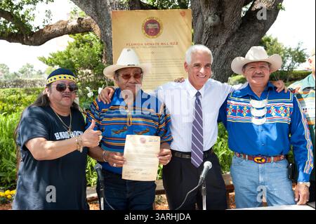 5. Mai 2010: Hollywood, Florida, USA - Gouverneur Charlie Crist unterschreibt ein Milliarde Dollar Gamin Compact zwischen Florida und Seminoles. Das Gesetz gibt den Seminole Tribe exklusive Rechte, Spielautomaten im Vegas-Stil außerhalb von South Florida für 20 Jahre zu betreiben und erlaubt es dem Stamm, Kartenspiele wie Blackjack & Baccarat in fünf seiner sieben Einrichtungen für 5 Jahre zu betreiben. Dafür erhält der Staat 435 Millionen Dollar in diesem Jahr und mindestens 1 Milliarde in den nächsten fünf Jahren. Foto: Gouverneur CHARLIE CRIST unterzeichnet Seminole-Gaming-Kompakt mit dem Stamm DAVID CYPRESS Stockfoto