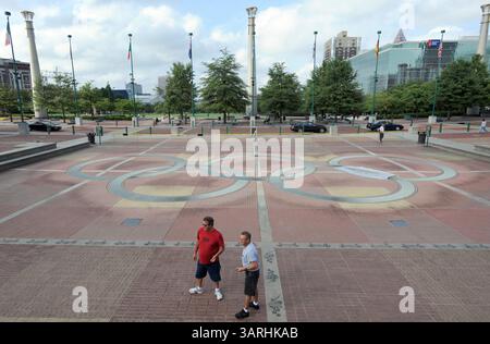 18. SEPTEMBER 2009 - Atlanta, GA, USA - ATLANTA, GA - 18. SEPTEMBER: Der Springbrunnen der Olympischen Ringe im Centennial Olympic Park in der Innenstadt von Atlanta am Freitag, 18. September 2009. Der Park ist ein dauerhaftes Erbe der Olympischen Spiele 1996, die von Atlanta ausgetragen wurden. Der Brunnen ist wegen Wartungsarbeiten nach der Sommersaison geschlossen. (Kreditbild: © Erik Lesser/ZUMApress.com) Stockfoto